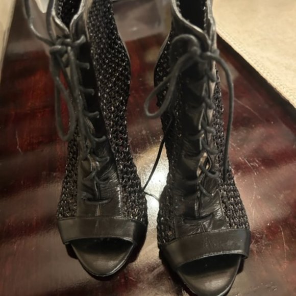LACE UP HILLS - Picture 1 of 2